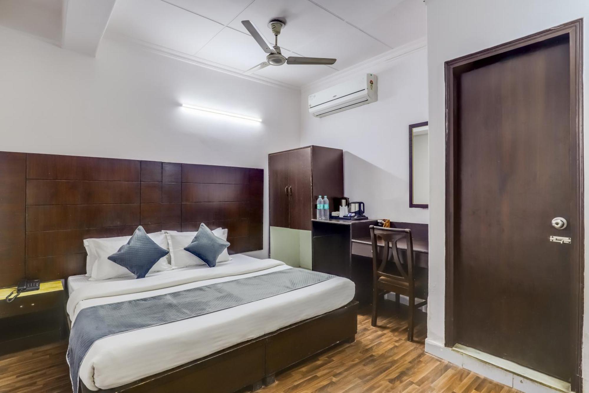 Hotel Sarthak Palace Delhi  Buitenkant foto